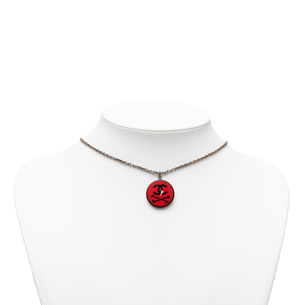 Pre-Loved Chanel CC Gold Plated Resin Crossbones Round Pendant Necklace - Picture 6 of 6